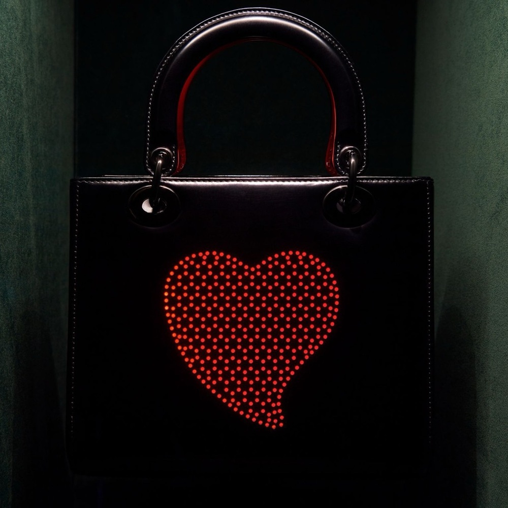 Limited Edition Christian Dior Lady Dior Art Black Patent Leather Red Heart Bag - Picture 4 of 15